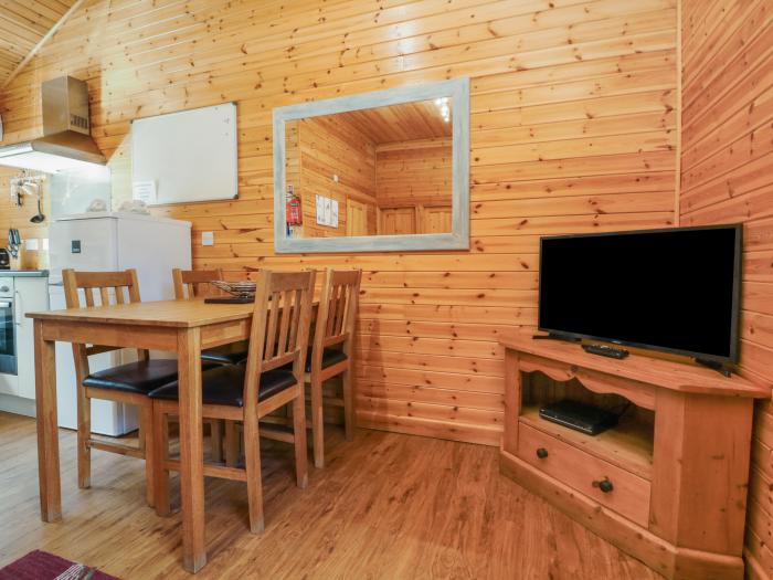 Chalet Lodge (Bunks) L1, Combe Martin, open-plan living space, parking space, 2 bedrooms, near beach