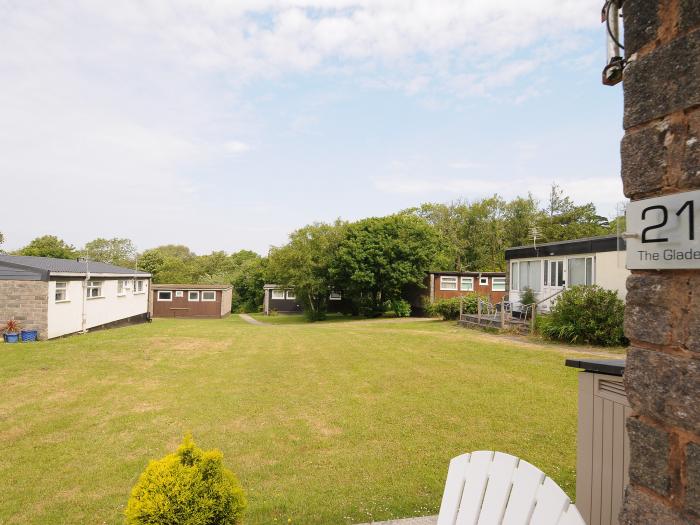 21 The Glade, Kilkhampton, open-plan, ample off-road parking, on-site swimming pool, single-storey,.