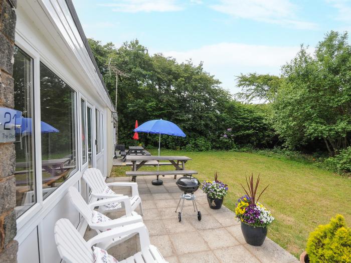 21 The Glade, Kilkhampton, open-plan, ample off-road parking, on-site swimming pool, single-storey,.