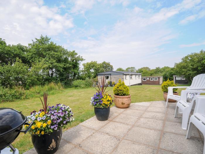 21 The Glade, Kilkhampton, open-plan, ample off-road parking, on-site swimming pool, single-storey,.