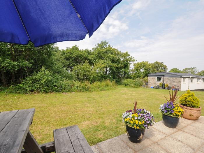 21 The Glade, Kilkhampton, open-plan, ample off-road parking, on-site swimming pool, single-storey,.