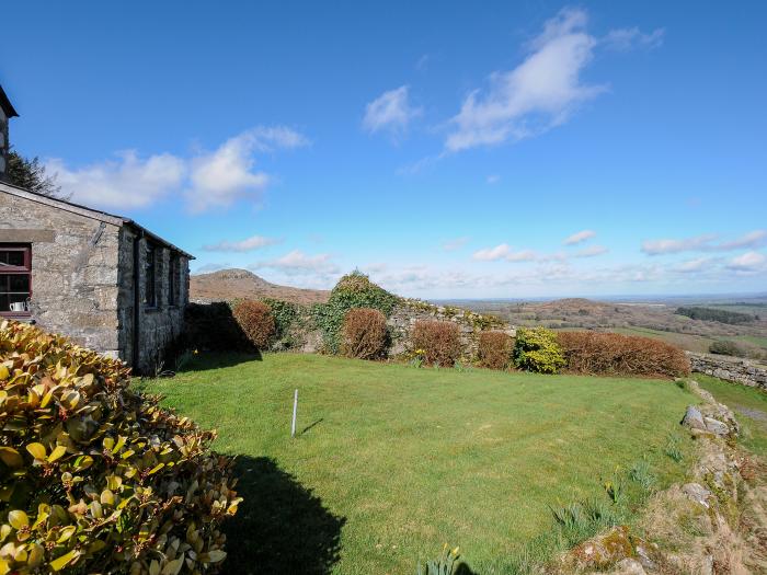 Bickle Bice Cottage, Upton Cross, pet-friendly, rural setting, off-road parking, Smart TV, farmland.