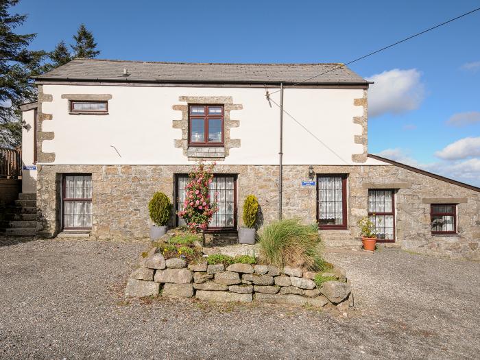 Cheesewring Cottage, Upton Cross. pet-friendly, private courtyard, off-road parking, Smart TV, WiFi.