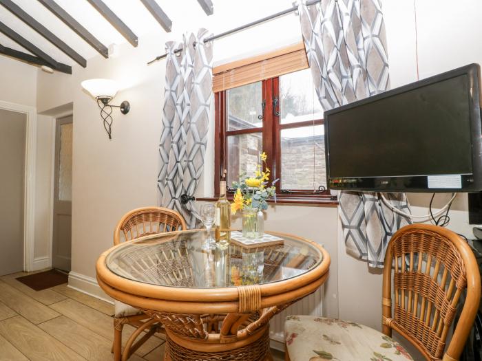 Brook Cotta, Abergavenny, romantic dwelling, Brecon Beacons National Park, pet-friendly, front patio