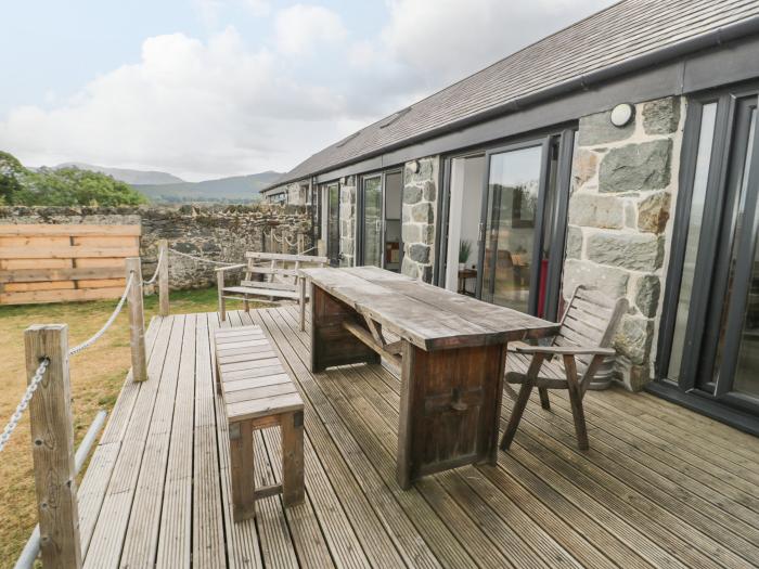 Ella's Escape, Bangor, Gwynedd N Wales, Impressive rural escape, countryside views, open-plan, WiFi.