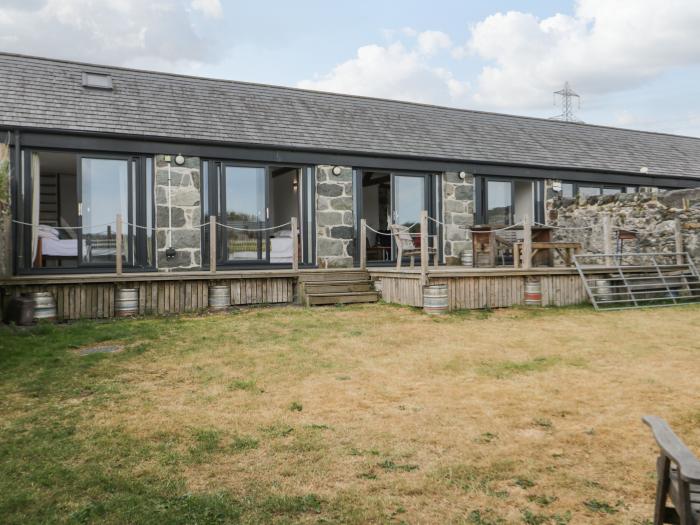 Ella's Escape, Bangor, Gwynedd N Wales, Impressive rural escape, countryside views, open-plan, WiFi.