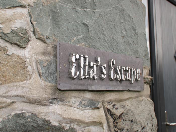 Ella's Escape, Bangor, Gwynedd N Wales, Impressive rural escape, countryside views, open-plan, WiFi.