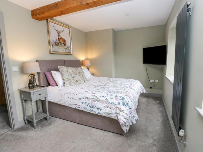 The Lookout, Holmfirth, two king-size bedrooms, central location, amenities within walking distance,