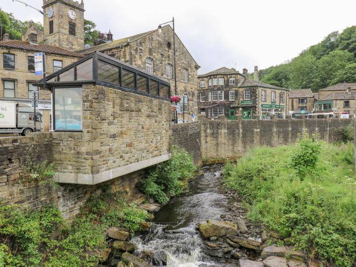 The Lookout, Holmfirth, two king-size bedrooms, central location, amenities within walking distance,