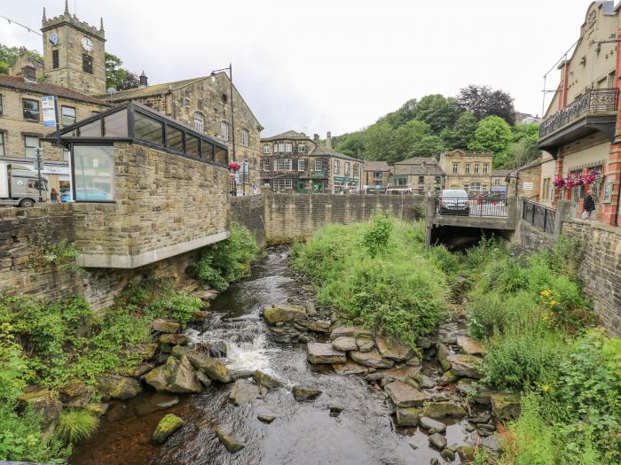 The Lookout, Holmfirth, two king-size bedrooms, central location, amenities within walking distance,