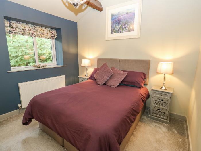 The Lookout, Holmfirth, two king-size bedrooms, central location, amenities within walking distance,