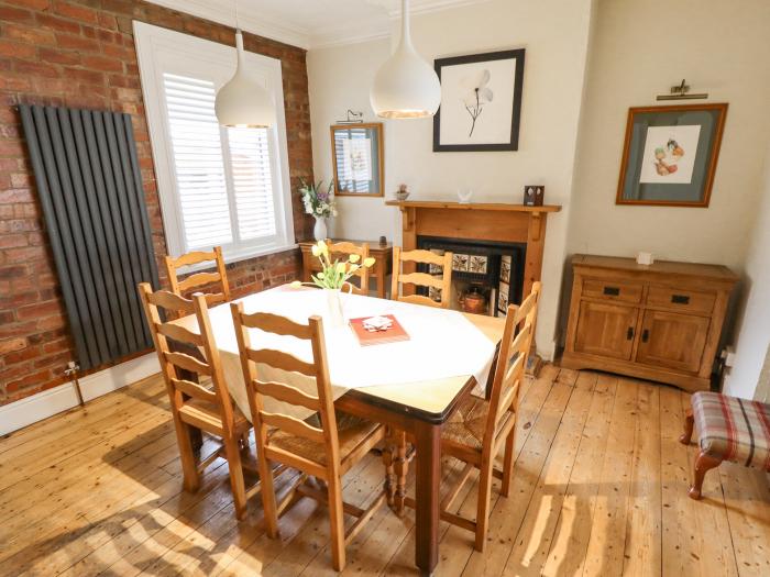 23 Bridge End Road in Grantham, Lincolnshire, pet-friendly, close to amenities, woodburning stove,