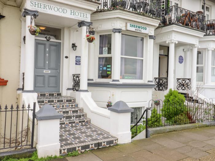 Sherwood Apartment, Margate, Kent, close to amenities & a beach, sea front, first-floor apartment,