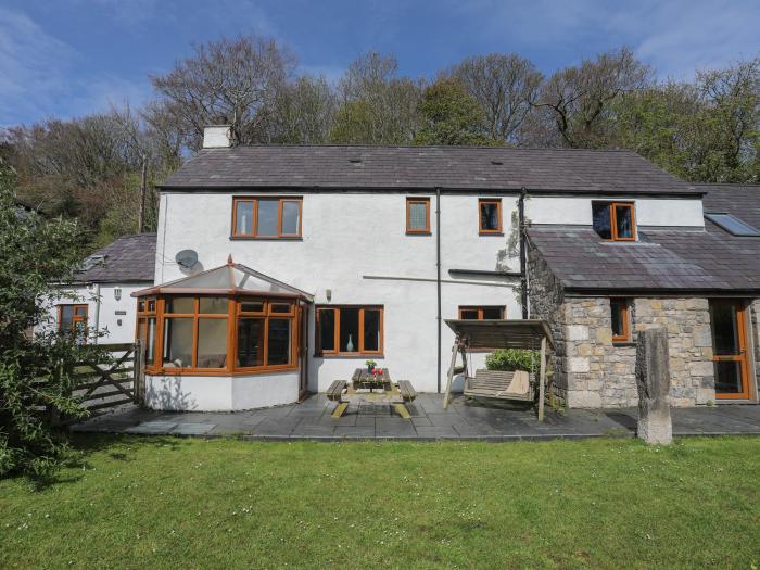 Long House, Beaumaris, Anglesey. Games room with pool table, child-friendly, enclosed garden, 3-beds