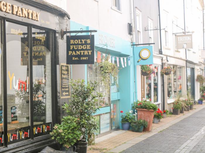 Captain's Lookout in Stoke Fleming, Devon. Two-bedroom cottage enjoying sea views and near amenities