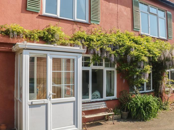 Captain's Lookout in Stoke Fleming, Devon. Two-bedroom cottage enjoying sea views and near amenities