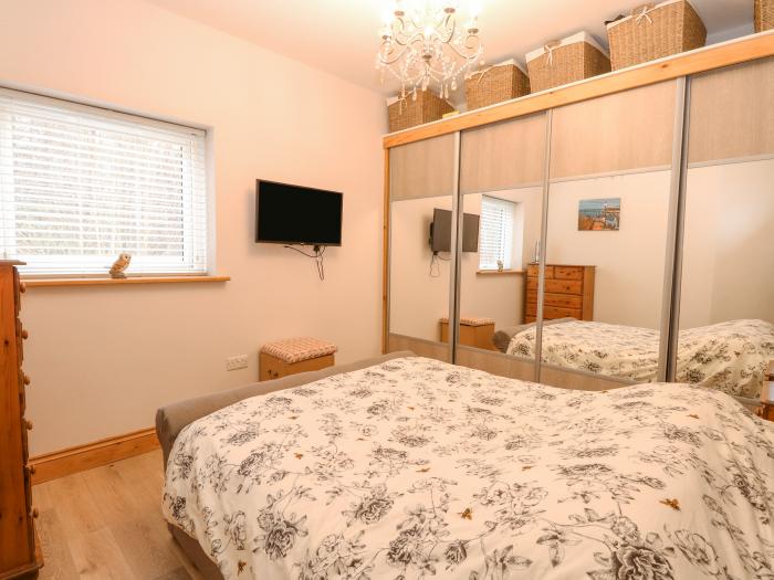 Primose Cottage, Cromer, Norfolk sleeps four guests in two bedrooms. Three pets, woodburner, parking