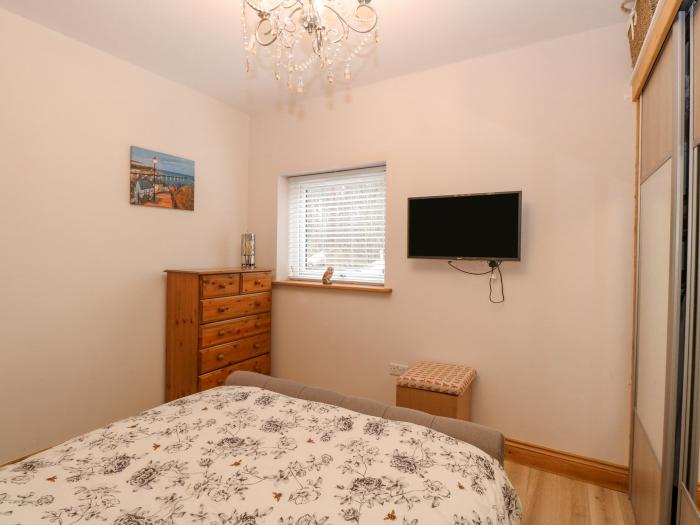 Primose Cottage, Cromer, Norfolk sleeps four guests in two bedrooms. Three pets, woodburner, parking