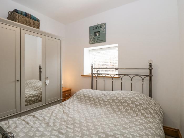 Primose Cottage, Cromer, Norfolk sleeps four guests in two bedrooms. Three pets, woodburner, parking