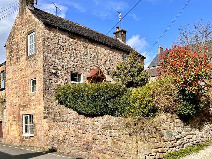 Gate Cottage, Matlock, 2-beds, woodburning stove, enclosed patio with seating, off-road parking, TV.