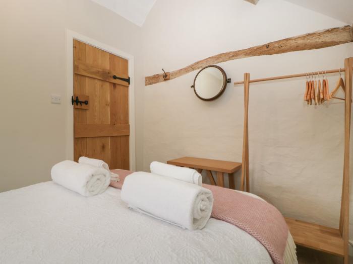 Pool Cottage in Staunton-on-Wye near Eardisley, Herefordshire. Off-road parking, pet-friendly, WiFi.