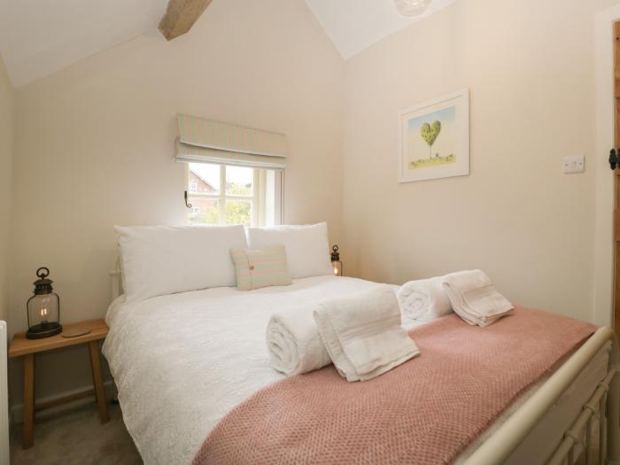 Pool Cottage in Staunton-on-Wye near Eardisley, Herefordshire. Off-road parking, pet-friendly, WiFi.