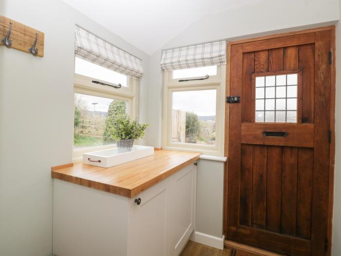 Pool Cottage in Staunton-on-Wye near Eardisley, Herefordshire. Off-road parking, pet-friendly, WiFi.