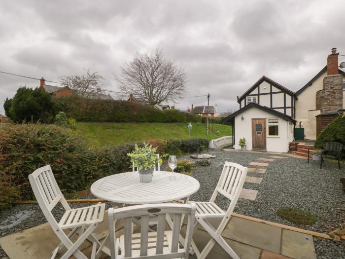 Pool Cottage in Staunton-on-Wye near Eardisley, Herefordshire. Off-road parking, pet-friendly, WiFi.