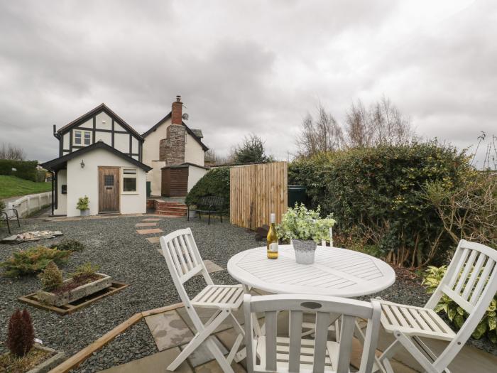 Pool Cottage in Staunton-on-Wye near Eardisley, Herefordshire. Off-road parking, pet-friendly, WiFi.