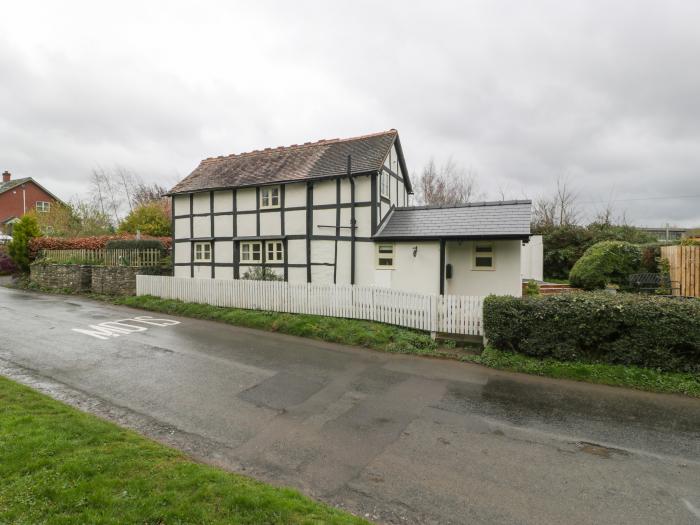 Pool Cottage in Staunton-on-Wye near Eardisley, Herefordshire. Off-road parking, pet-friendly, WiFi.