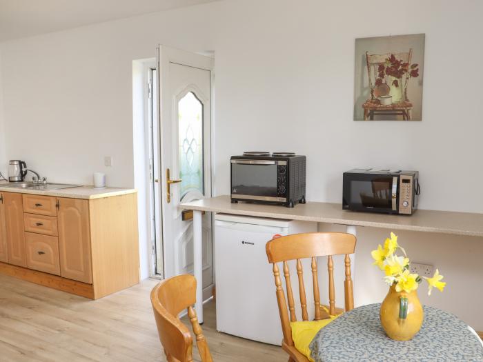 Wheatfield Lodge, Fethard-on-Sea, County Wexford, romantic studio retreat close to beach, parking