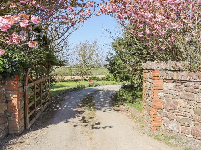 Wheatfield Lodge, Fethard-on-Sea, County Wexford, romantic studio retreat close to beach, parking