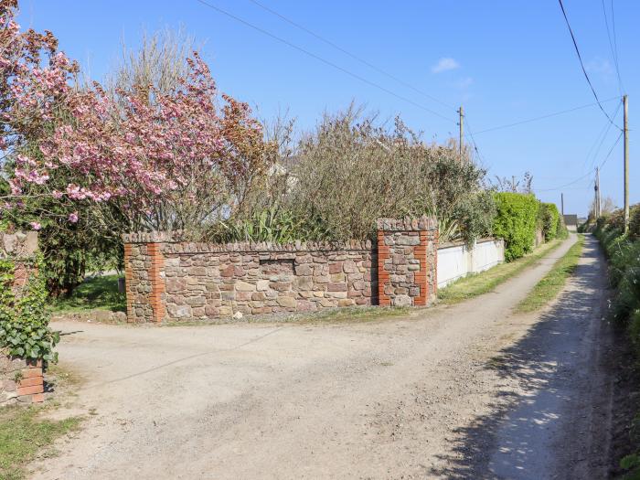 Wheatfield Lodge, Fethard-on-Sea, County Wexford, romantic studio retreat close to beach, parking