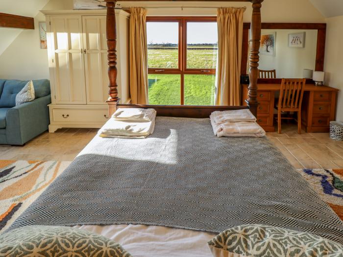 Brambleberry Barn, Halton Holegate, near Spilsby. Hot tub. Smart TV. Woodburning stove. Countryside.