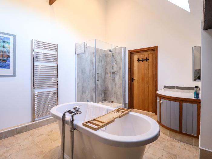 Brambleberry Barn, Halton Holegate, near Spilsby. Hot tub. Smart TV. Woodburning stove. Countryside.