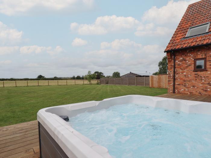 Brambleberry Barn, Halton Holegate, near Spilsby. Hot tub. Smart TV. Woodburning stove. Countryside.