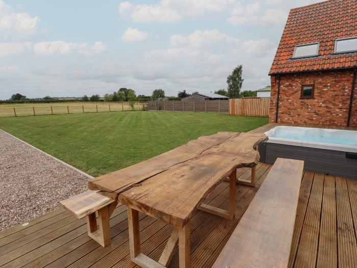 Brambleberry Barn, Halton Holegate, near Spilsby. Hot tub. Smart TV. Woodburning stove. Countryside.