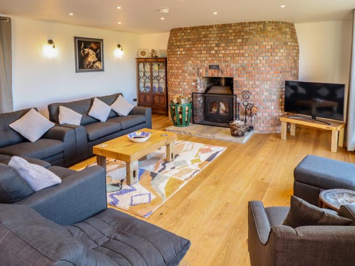 Brambleberry Barn, Halton Holegate, near Spilsby. Hot tub. Smart TV. Woodburning stove. Countryside.