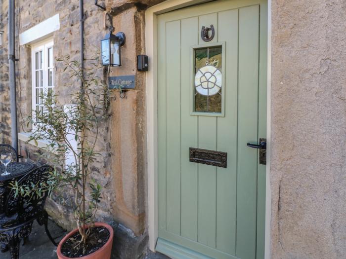 Teal Cottage, in Middleham, North Yorkshire. One-bedroom cottage, ideal for couples. Near amenities.