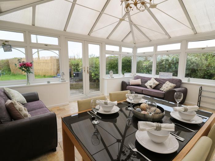 Ty Cariad, St Clears, Wales, Smart TVs, Enclosed Garden, Conservatory, Pet-friendly, Carmarthenshire