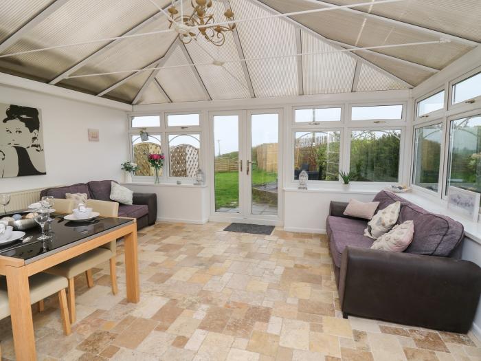 Ty Cariad, St Clears, Wales, Smart TVs, Enclosed Garden, Conservatory, Pet-friendly, Carmarthenshire