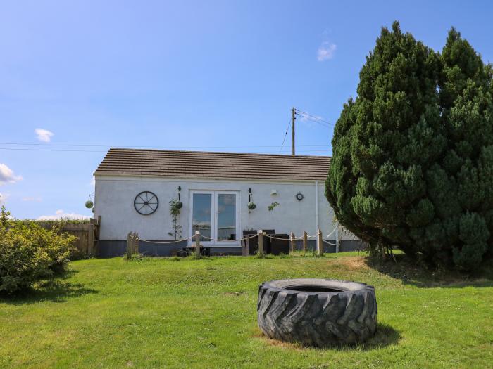 Ty Cwtch, Llangynin near St Clears, South Wales, couple's, 3 well-behaved dogs, enclosed front lawn.