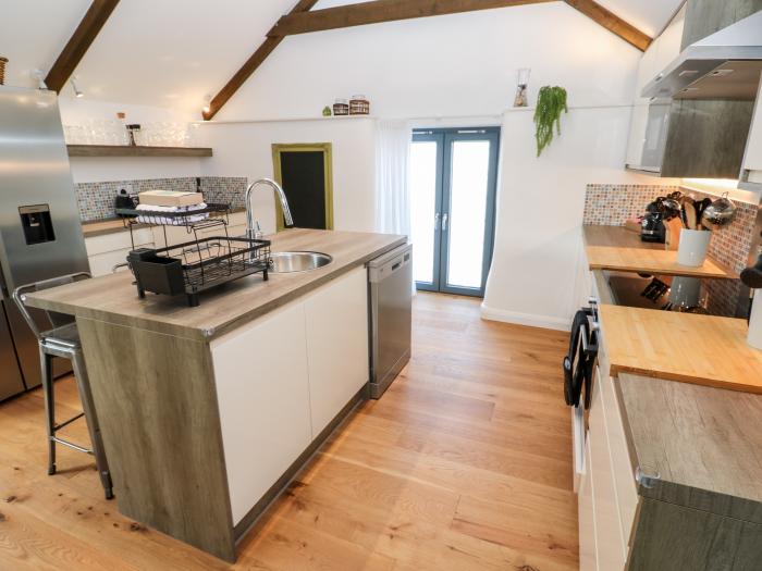 Par, Cubert, in Cornwall. Countryside location. Barbecue. Pet-friendly. Open-plan. Reverse level. TV