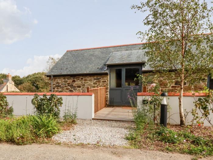 Par, Cubert, in Cornwall. Countryside location. Barbecue. Pet-friendly. Open-plan. Reverse level. TV