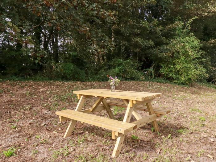 Par, Cubert, in Cornwall. Countryside location. Barbecue. Pet-friendly. Open-plan. Reverse level. TV
