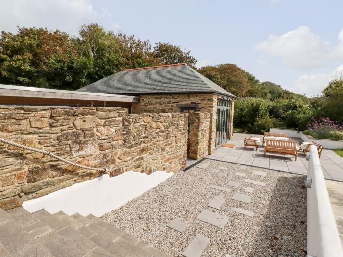 Wesley Barn, Cubert, Cornwall. Off-road parking. Garden. Hot tub. Pet-friendly. Ground-floor bedroom