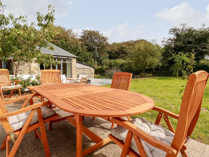 Wesley Barn, Cubert, Cornwall. Off-road parking. Garden. Hot tub. Pet-friendly. Ground-floor bedroom