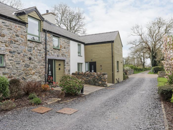Gwalia Cottage is in Brynsiencyn, Anglesey. Close to amenities and attractions, contemporary cottage