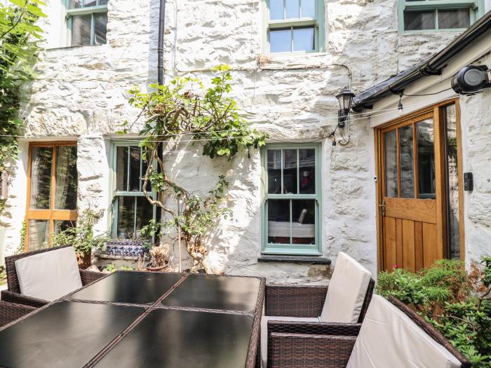 Tyn Y Coed Cottage, Barmouth, Gwynedd. Woodburning stove. En-suite. Front enclosed garden. Two beds.
