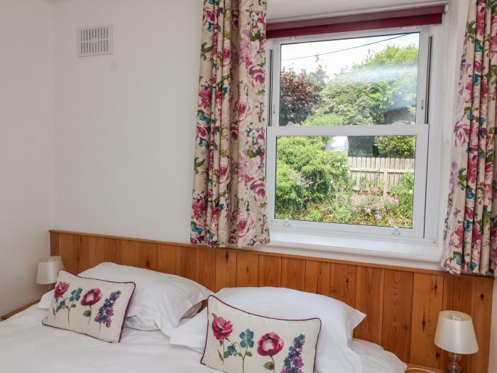 Poppy Cottage, Blackawton, Devon. Woodburning stove. Pet-friendly. Family-friendly. Private parking.